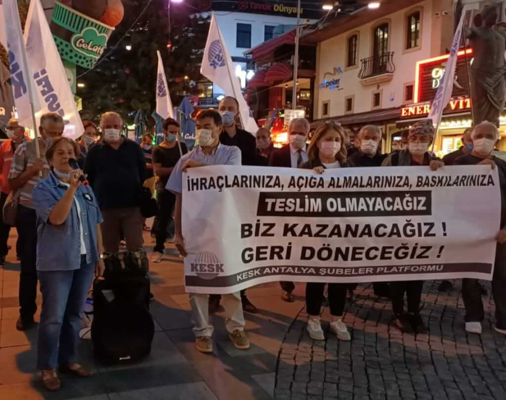 OHAL KHKleri ile ihraç edilen kamu emekçilerinin görevlerine iade edilmesi için basın açıklaması yaptık