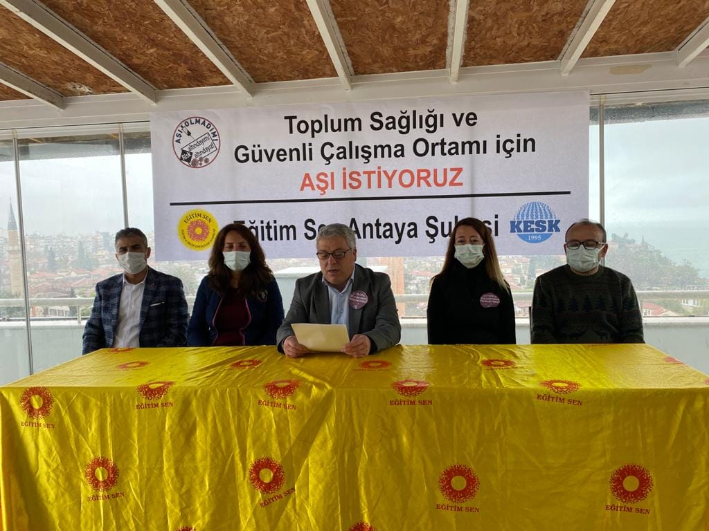 Toplum sağlığı için, eğitim hakkı için, sağlıklı ve güvenli bir çalışma ortamı için aşı istiyoruz! 
