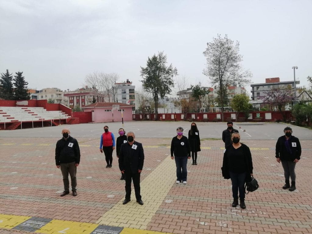Covid 19 Nedeniyle Kaybettiğimiz Eğitim Emekçileri İçin Okul Bahçelerinde Saygı Duruşundaydık