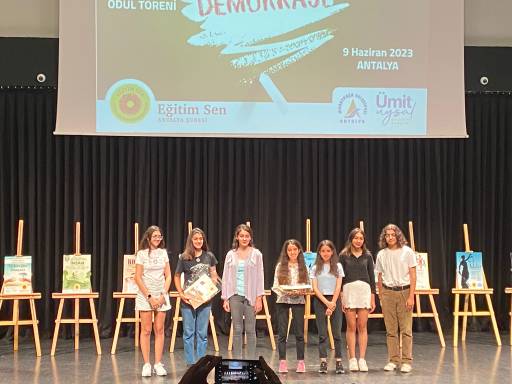 Demokrasi Ödülünü Aldı